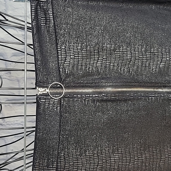 *KENSIE‎ Black Crocodile Print Mini Skirt Size Small - Picture 2 of 6